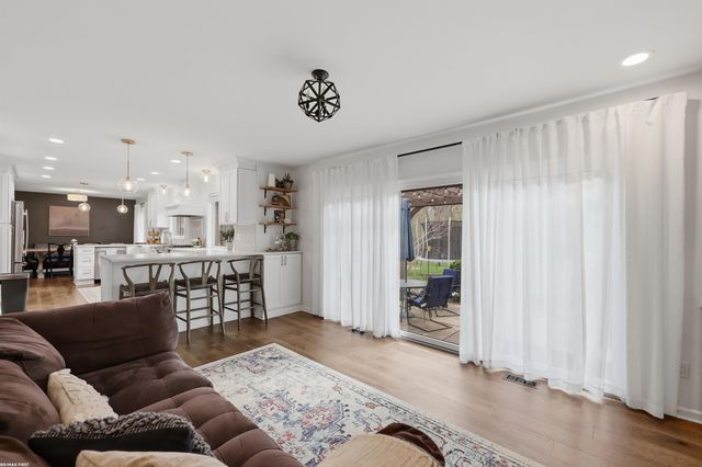 3586 Kings Point Drive, Troy, MI 48083