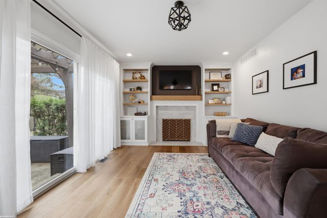 3586 Kings Point Drive, Troy, MI 48083