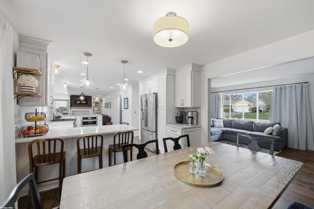 3586 Kings Point Drive, Troy, MI 48083