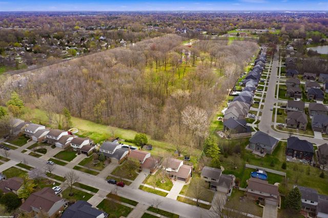 3586 Kings Point Drive, Troy, MI 48083