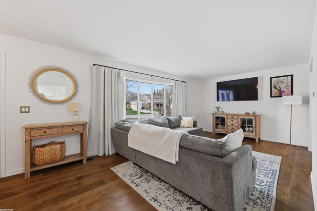 3586 Kings Point Drive, Troy, MI 48083