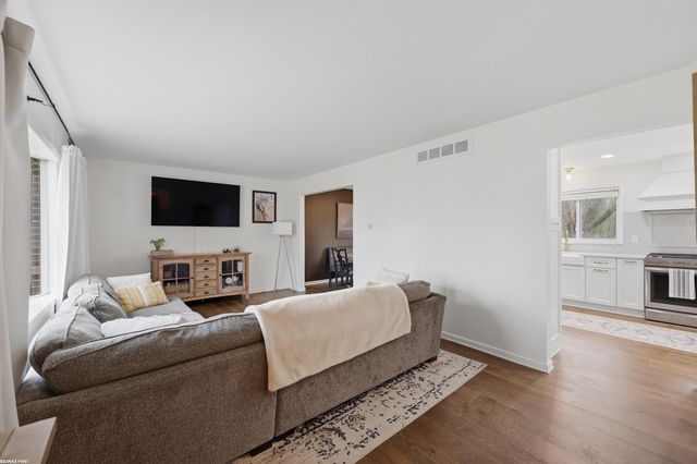 3586 Kings Point Drive, Troy, MI 48083