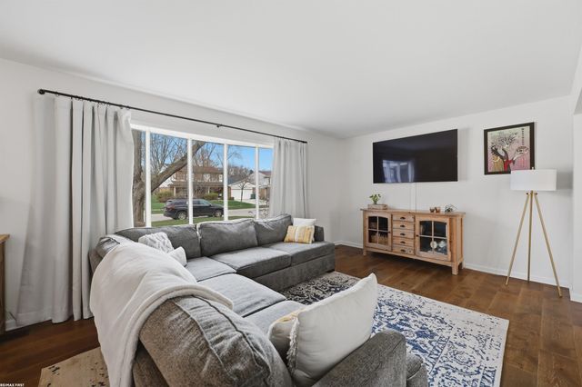 3586 Kings Point Drive, Troy, MI 48083