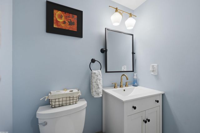 3586 Kings Point Drive, Troy, MI 48083