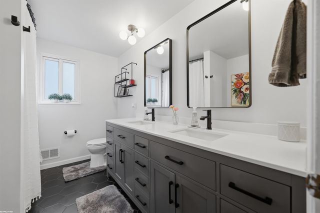 3586 Kings Point Drive, Troy, MI 48083