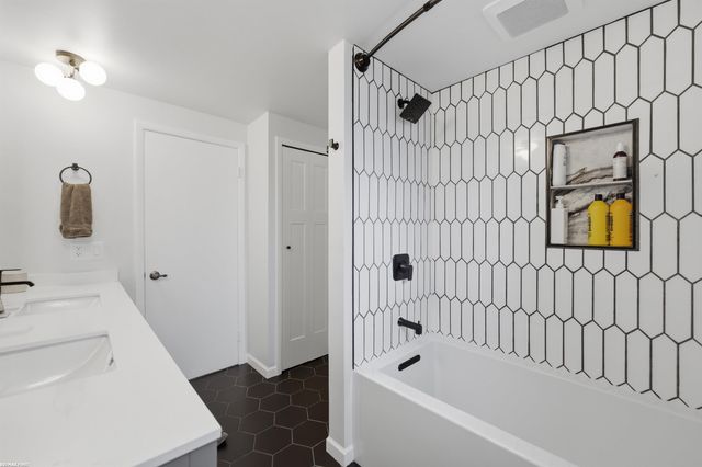 3586 Kings Point Drive, Troy, MI 48083