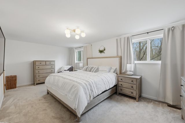 3586 Kings Point Drive, Troy, MI 48083