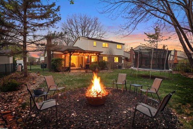 3586 Kings Point Drive, Troy, MI 48083