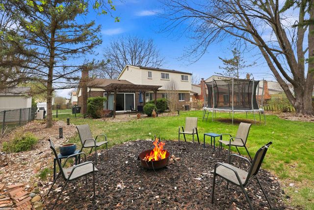 3586 Kings Point Drive, Troy, MI 48083