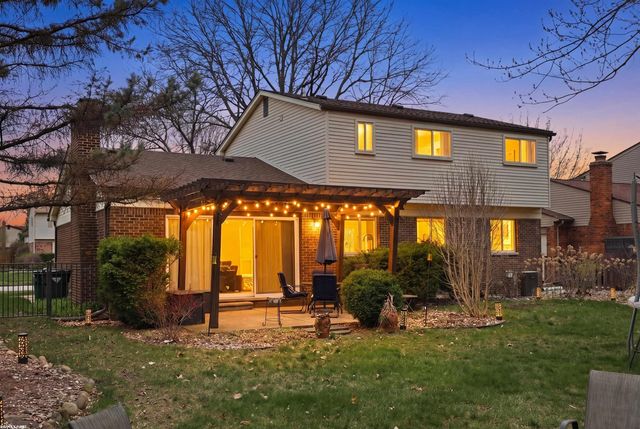 3586 Kings Point Drive, Troy, MI 48083