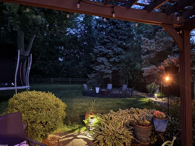 3586 Kings Point Drive, Troy, MI 48083