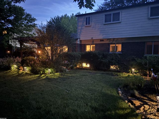 3586 Kings Point Drive, Troy, MI 48083