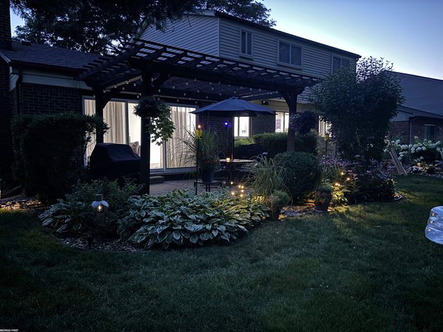 3586 Kings Point Drive, Troy, MI 48083