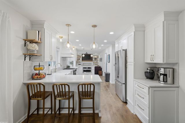 3586 Kings Point Drive, Troy, MI 48083