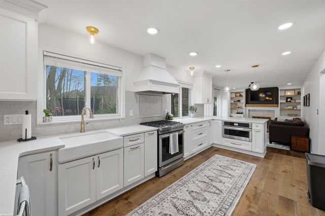 3586 Kings Point Drive, Troy, MI 48083