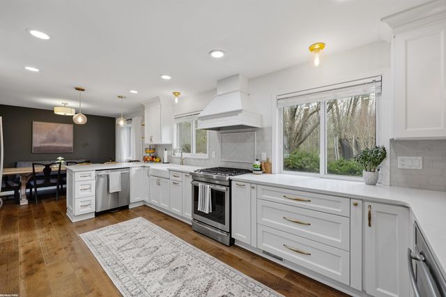 3586 Kings Point Drive, Troy, MI 48083