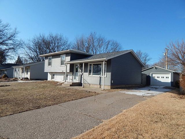 3302 Greenbrier Drive, Bettendorf, IA 52722