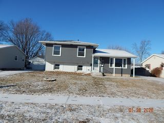 3302 Greenbrier Drive, Bettendorf, IA 52722