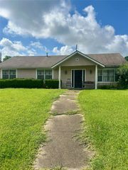 4906 Meadow Park Dr, Houston, TX 77048
