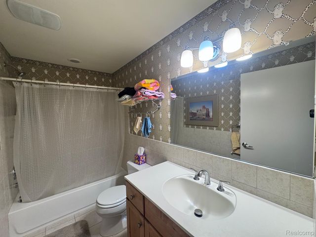 674 W 11 MILE Road, Royal Oak, MI 48067