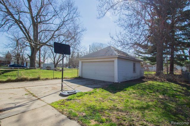 22871 Hayes Avenue, Eastpointe, MI 48021