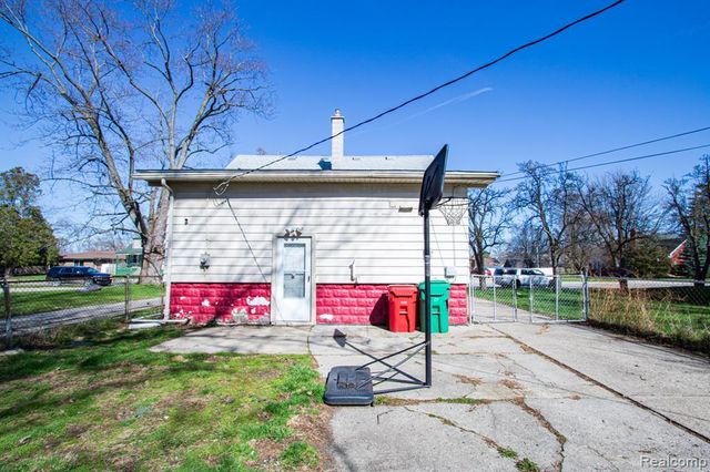 22871 Hayes Avenue, Eastpointe, MI 48021
