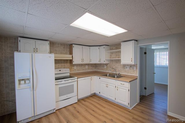 22871 Hayes Avenue, Eastpointe, MI 48021