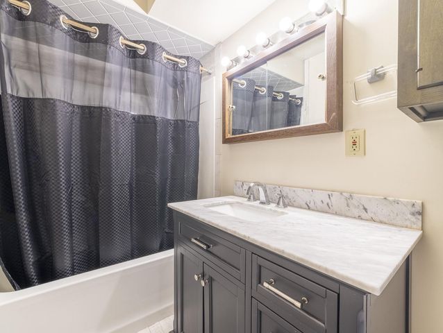 1050 Coolwood Drive, Valparaiso, IN 46385