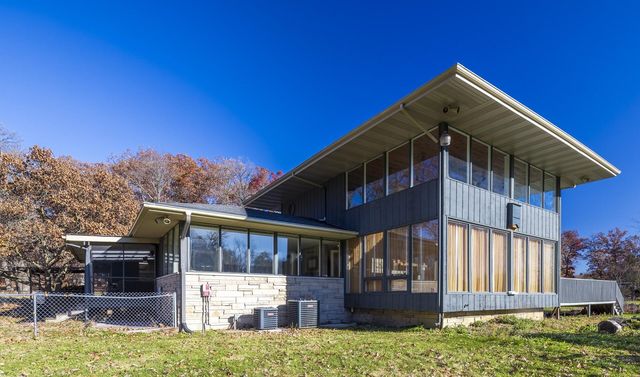 1050 Coolwood Drive, Valparaiso, IN 46385