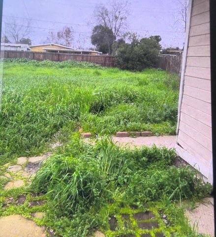 2003 E Buckingham Way, Fresno, CA 93726