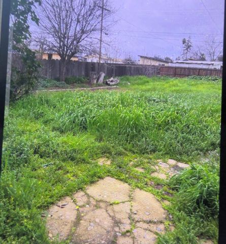 2003 E Buckingham Way, Fresno, CA 93726