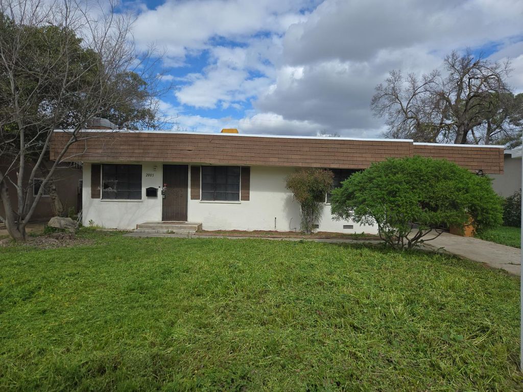 2003 E Buckingham Way, Fresno, CA 93726
