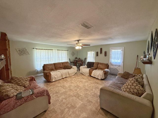 935 Center St, Buffalo, TX 75831