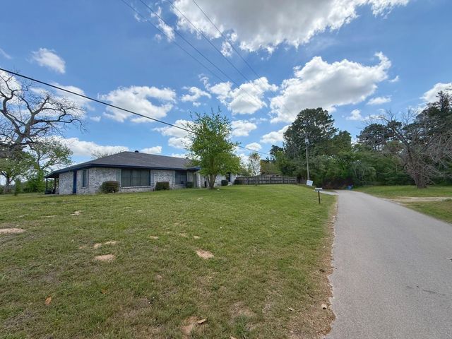 935 Center St, Buffalo, TX 75831