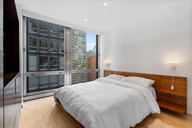 880 N LAKE SHORE Drive 16DH, Chicago, IL 60611