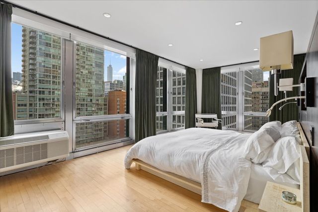 880 N LAKE SHORE Drive 16DH, Chicago, IL 60611