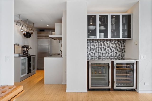 880 N LAKE SHORE Drive 16DH, Chicago, IL 60611