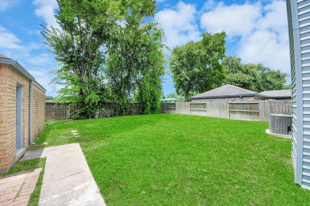 8919 Crazy Horse Trail, Houston, TX 77064