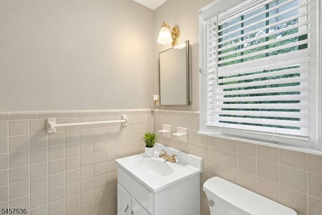 33 Douglas Dr, Montville Twp., NJ 07082
