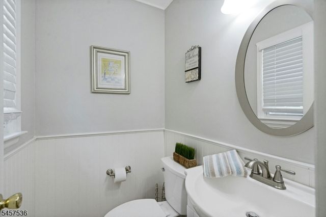 33 Douglas Dr, Montville Twp., NJ 07082