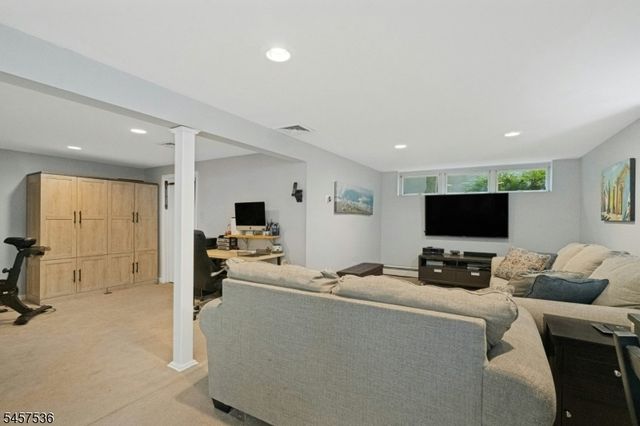 33 Douglas Dr, Montville Twp., NJ 07082