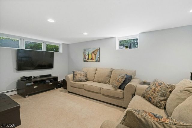 33 Douglas Dr, Montville Twp., NJ 07082