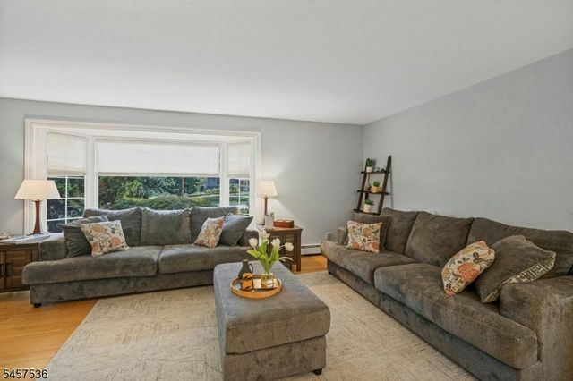 33 Douglas Dr, Montville Twp., NJ 07082