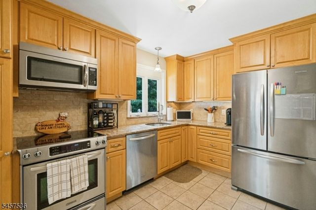 33 Douglas Dr, Montville Twp., NJ 07082