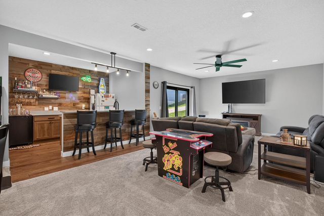 7113 Spring Creek Drive, Bettendorf, IA 52722