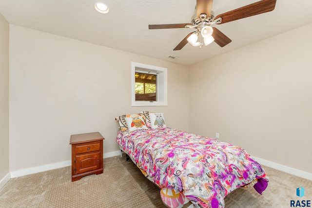 27529 477th Ave Avenue, Harrisburg, SD 57032