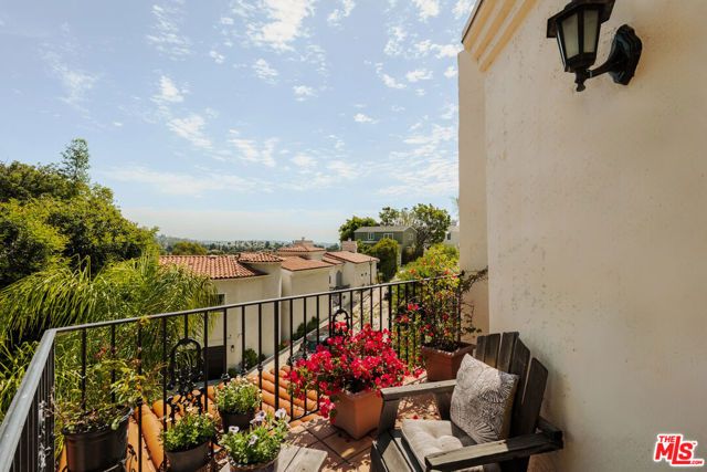7003 La Presa Drive, Los Angeles, CA 90068