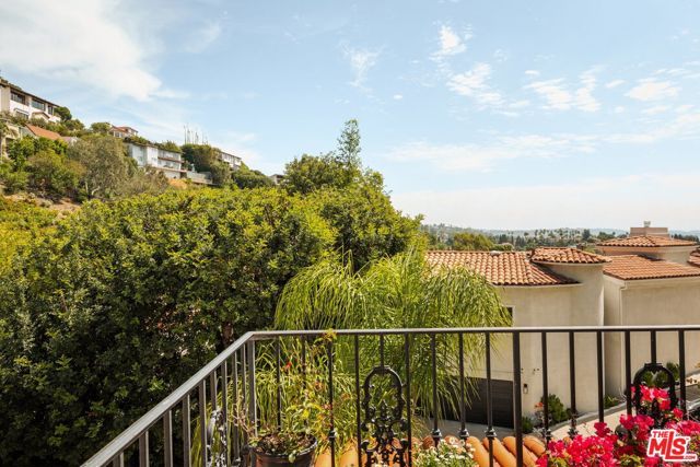 7003 La Presa Drive, Los Angeles, CA 90068