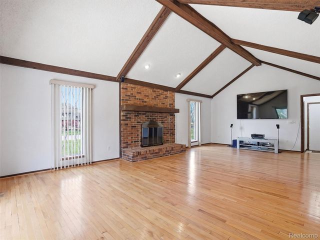 5800 Naneva Court, West Bloomfield Charter Township, MI 48322