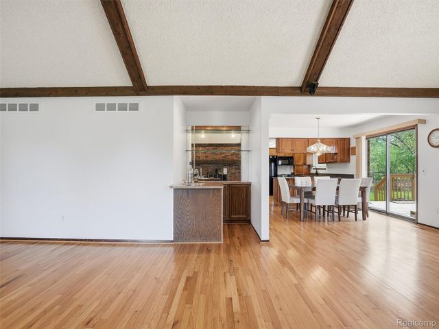 5800 Naneva Court, West Bloomfield Charter Township, MI 48322